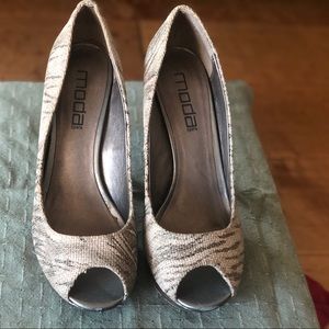 Moda Spana Tiger Print Heals Size 8